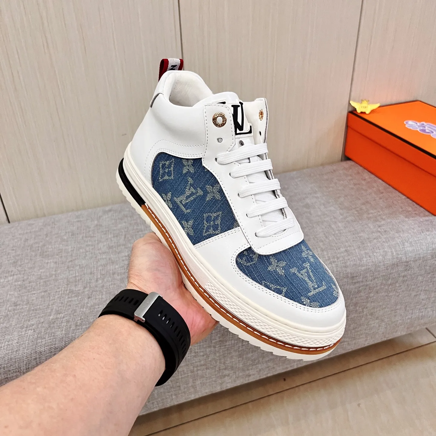 🚘🚘Factory batch 440💰[LV]🔥Louis Vuitton, high-end men's shoe brand, official website 1:1 latest masterpiece: the upper is made of first-layer cowhide imported from Italy with a comfortable and breathable lining➕original non-slip and wear-resistant outsole🔥, making walking more convenient and comfortable! An exclusive new model, a stunning work, a beautiful 1:1 replica [color] compared to the official quality! Create a fashionable personality to set off your uniqueness! A must-have for trendy men! Classic 🔥Size: 38-44 Color: 🔥 2⃣️colors available🔥.